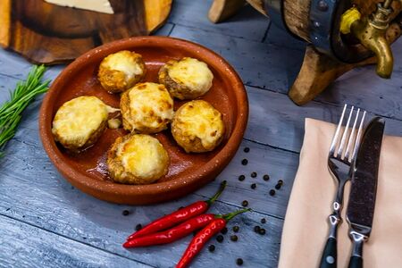 Жареные грибы под сыром сулугуни