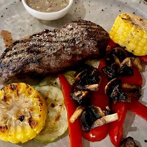 Стейк из говядины с овощами