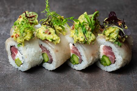 Ролл сибас-тунец