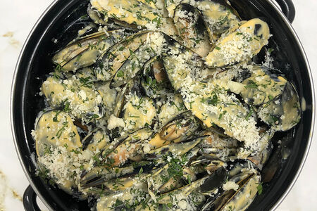 Мидии в сырном соусе