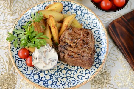 Стейк свинины с картофелем и грибным соусом