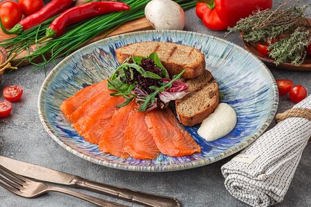 Форель шеф-посола с тостами