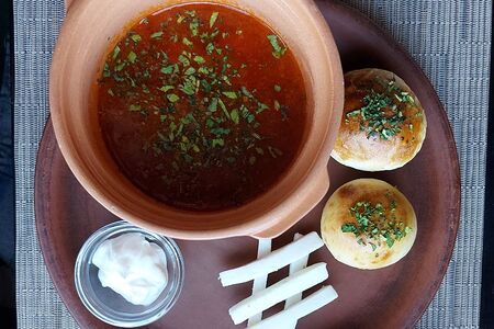 Борщ с пампушкой