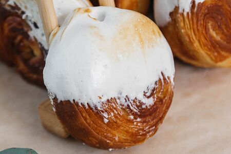 Круассан круглый с лимонным курдом и меренгой