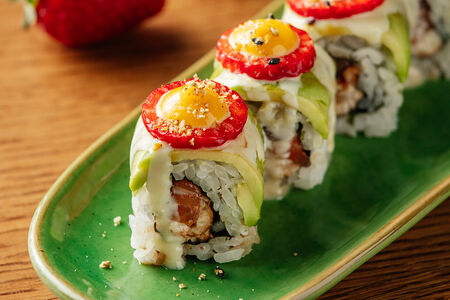 Ролл Лосось, угорь и клубника