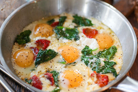 Омлет или яичница с моцареллой, шпинатом и перцем