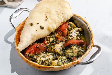 Ароматный судак, томленный с томатами и травами под хлебной шапкой