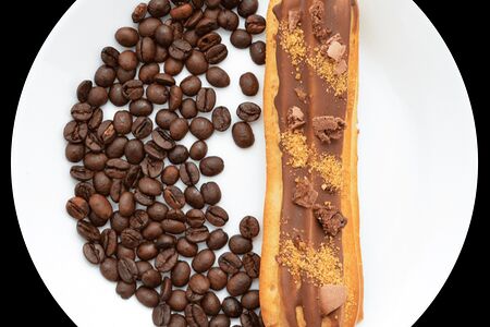 Эклер с карамельным кремом