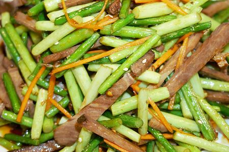 Салат из говядины со стрелками чеснока