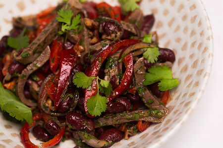 Салат Тбилиси с говяжьим языком и фасолью