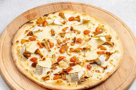 Пицца с лисичками и сыром шевр