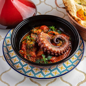 Осьминог с томатами и картофелем