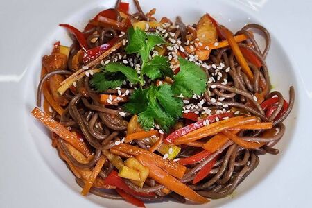 Соба с овощами и курицей