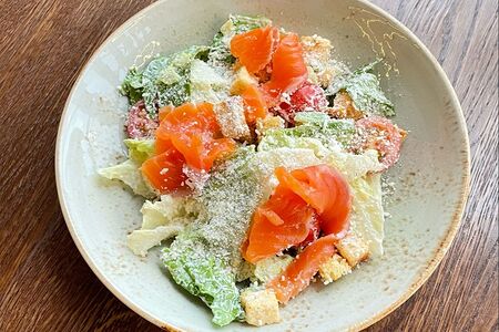 Салат Цезарь с форелью