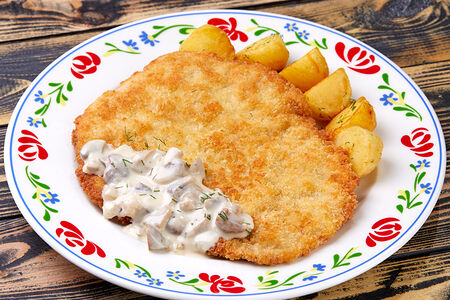 Шницель с грибным соусом с обжаренным отварным картофелем
