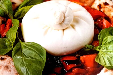 Сыр Буррата с лепешкой фокачча