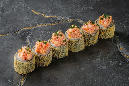 Жареный ролл с тунцом и томаго