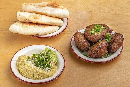 Хумус с гуакамоле и фалафелем