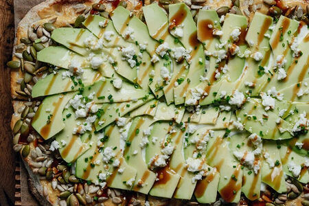 Пицца с авокадо, страчателлой, фетой и терияки