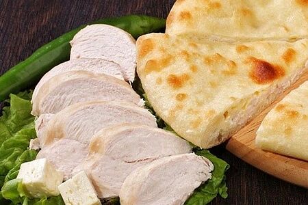 Осетинский пирог с куриным филе, грибами и сыром