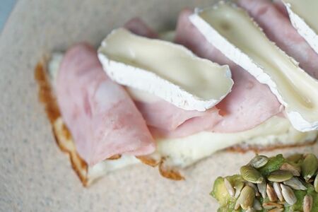 Омлет с сыром камамбер и ветчиной