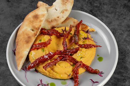 Хумус с вялеными томатами