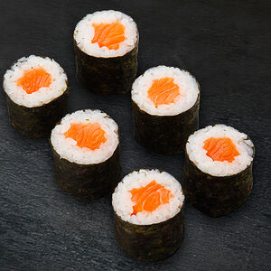 Ролл с лососем в нори