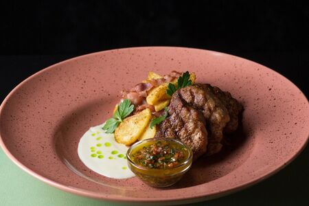 Свиные медальоны с жареным картофелем