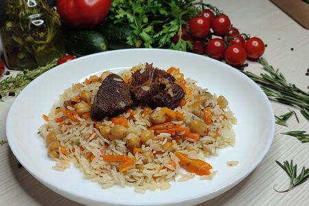 Плов и салат из томатов