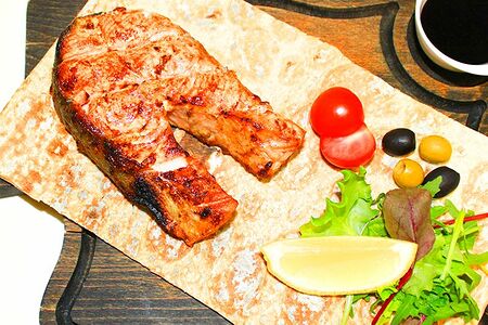 Стейк семги под икорным соусом