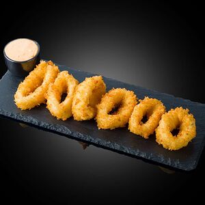 Кольца кальмара с соусом спайси