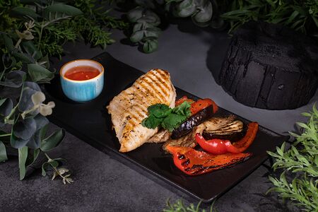 Стейк из курицы с овощами гриль