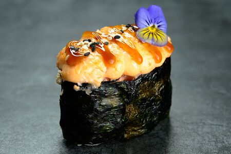 Запеченный гункан с тунцом