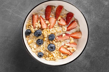 Овсяная каша с ягодами