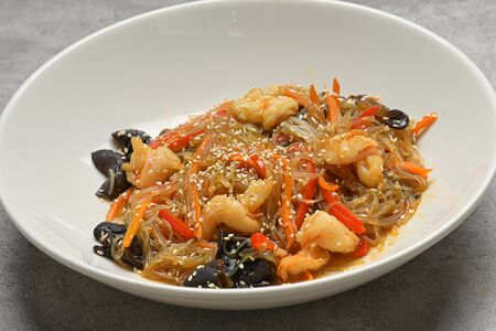 Фунчоза с тигровыми креветками и древесными грибами