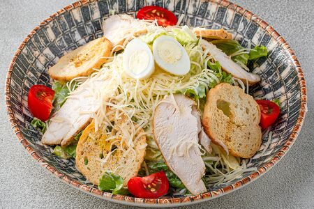 Салат Цезарь с курицей