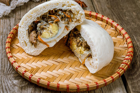 Паровая булочка Бао с мясом и капустой