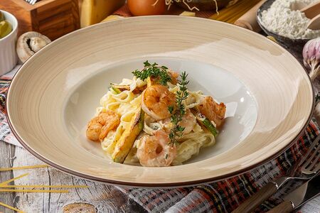 Тальятелле с креветками и овощами