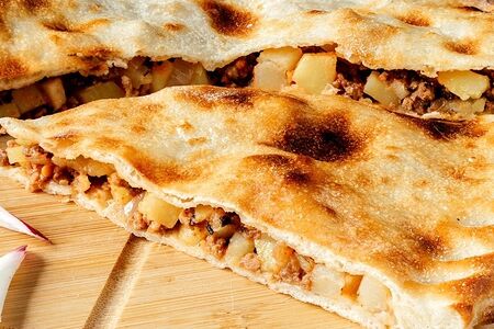 Тонкий пирог с говядиной и картофелем