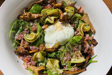 Салат с грибами, грилованными маринованными цукини, беконом и яйцом пашот