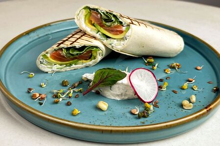 Ролл с форелью