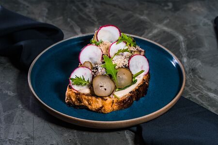 Луковый хлеб, ростбиф, горчичный крем, бабушкины огурчики