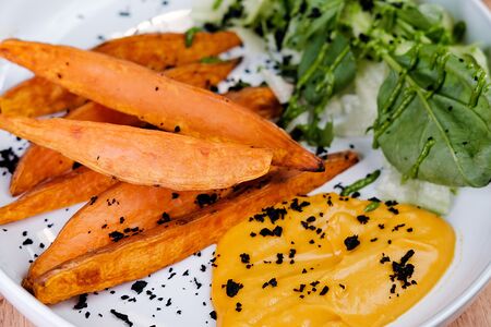 Батат по-деревенски с соусом веган-чеддер