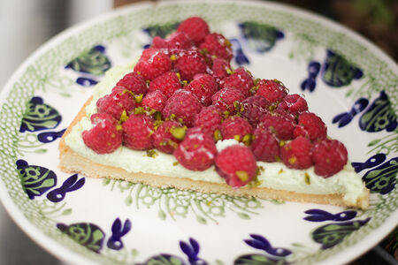 Пирог со свежей малиной