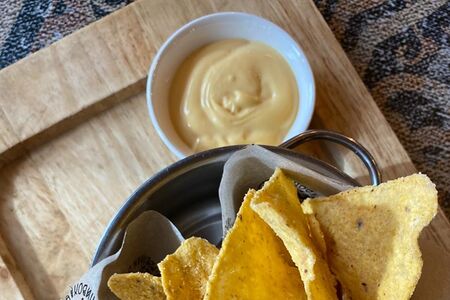 Чипсы начос с соусом сальса и сырным соусом