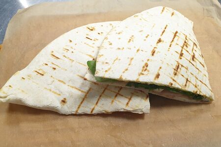 Сэндвич с цыпленком и овощами