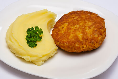Котлета из птицы с картофельным пюре