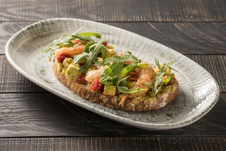 Брускетта с креветкой и авокадо