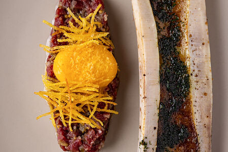 Тартар из говядины с мозговой косточкой