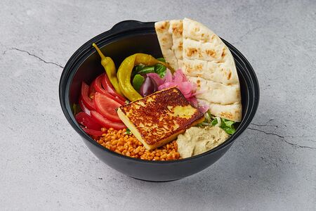 Боул Мезе с халуми и авокадо